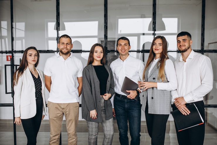 Foto gratuito grupo de personas que elaboran un plan de negocios en una oficina