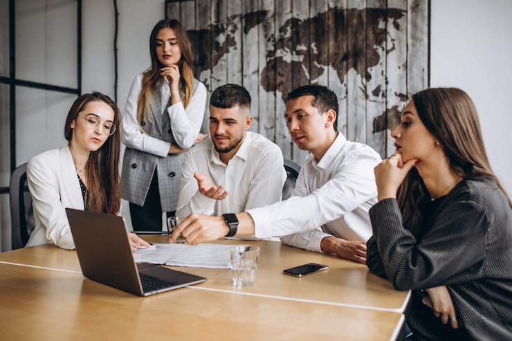Foto gratuito grupo de personas que elaboran un plan de negocios en una oficina