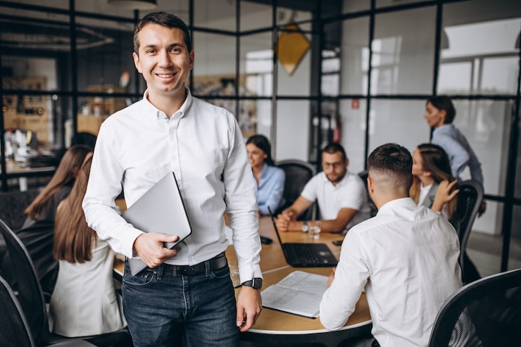Foto gratuito grupo de personas que elaboran un plan de negocios en una oficina