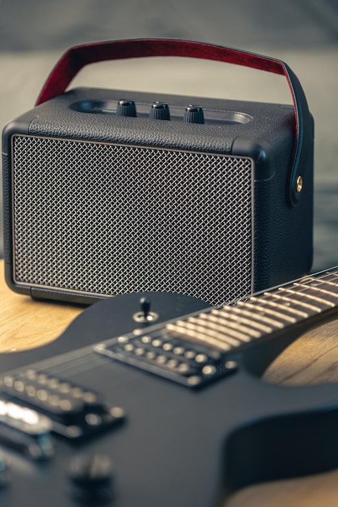 Foto gratuito guitarra eléctrica negra y altavoz amplificador de guitarra de primer plano equipo musical