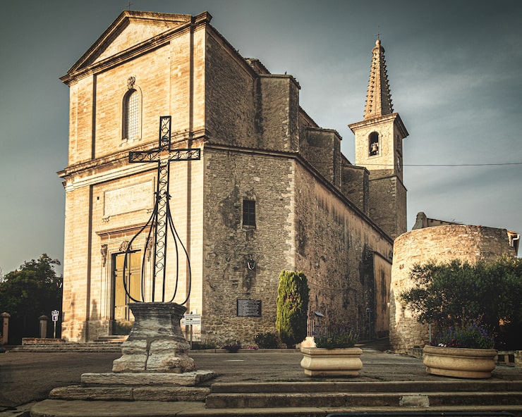 Foto gratuito hermosa foto de una iglesia en francia con un cielo gris de fondo