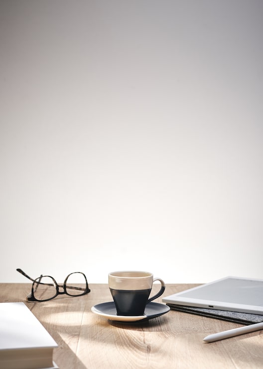 Foto gratuito hermosa foto de vasos ópticos y una taza sobre una mesa con un fondo blanco y espacio para texto