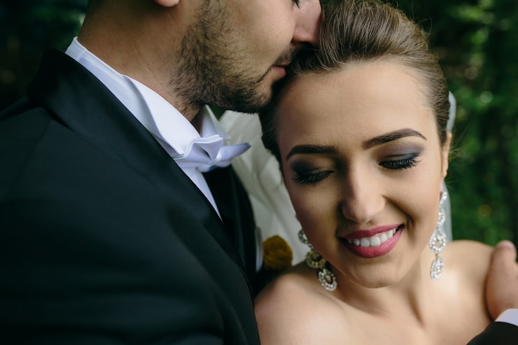 Foto gratuito hermosa joven pareja posando en el bosque desde un ángulo cercano