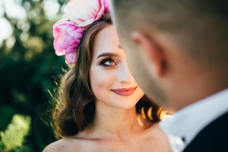 Foto gratuito una hermosa pareja posando en su día de bodas