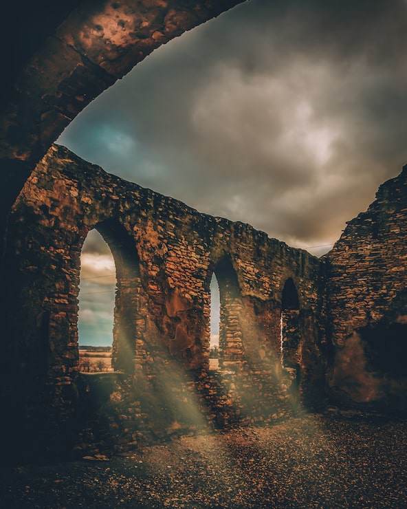 Foto gratuito una hermosa toma vertical de un viaducto medieval de piedra