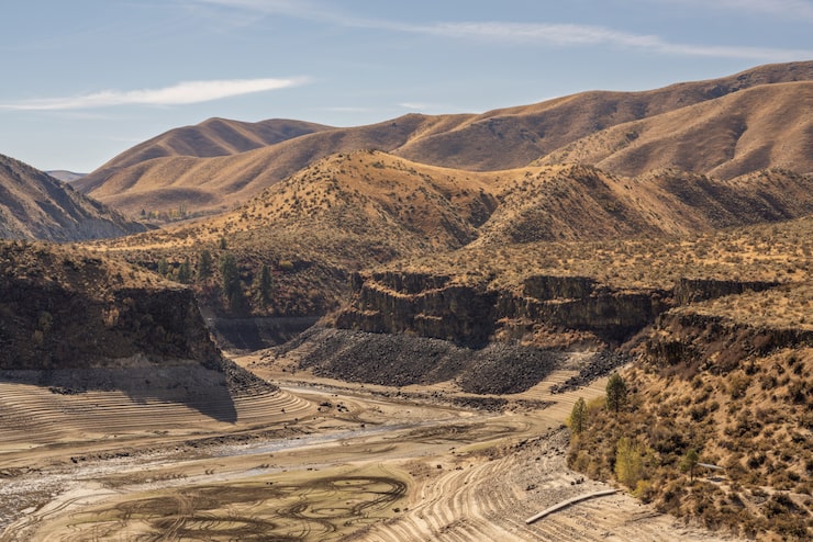Foto gratuito hermosa vista de las montañas del desierto cubiertas de arbustos secos con un cielo azul