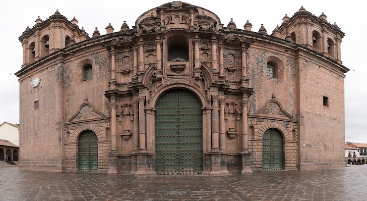 Foto gratuito hermosa vista de la plaza de armas capturada en cusco, perú, en un día nublado