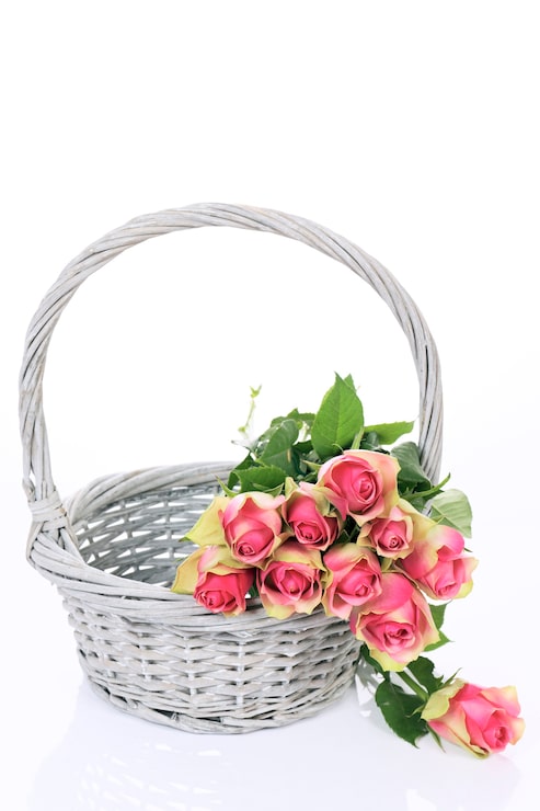 Foto gratuito hermosas rosas rosadas en canasta sobre fondo blanco.