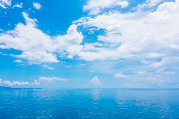 Foto gratuito hermoso mar y océano con nubes en el cielo azul