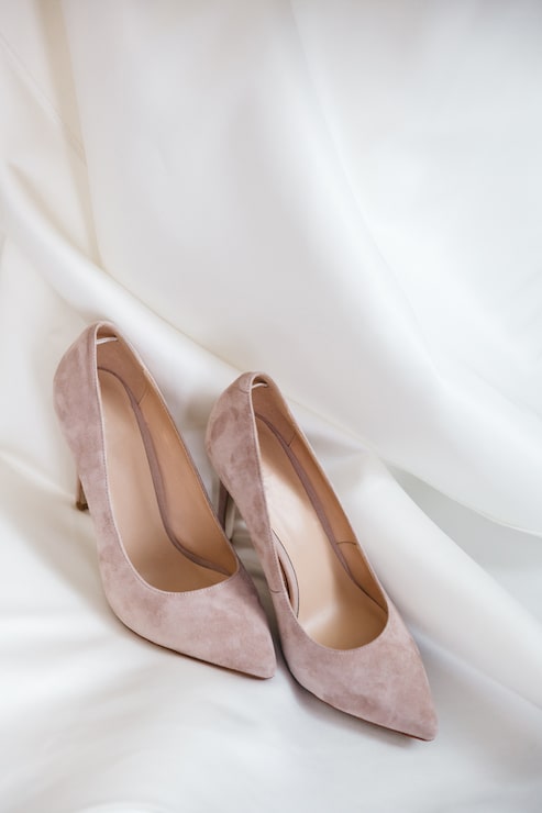 Foto gratuito hermosos tacones estan en la cama.