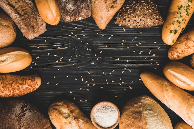 Foto gratuito hogazas de pan dispuestas en círculo