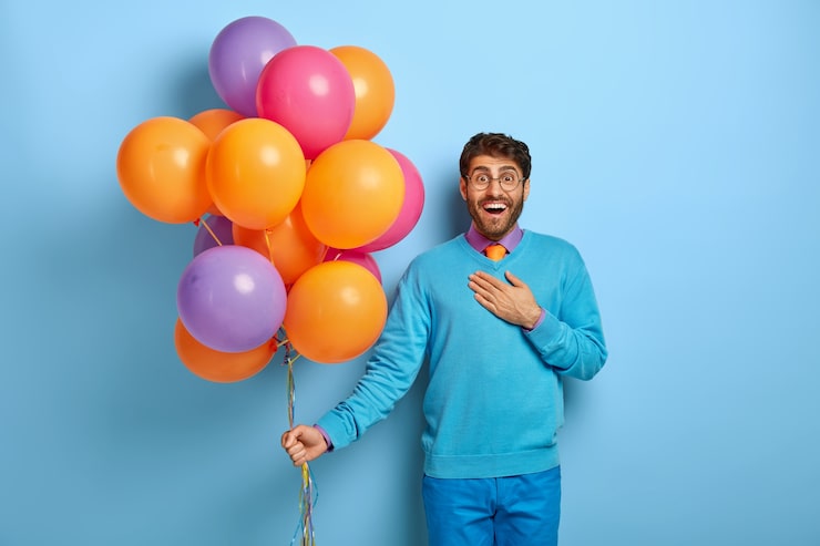Foto gratuito hombre alegre sorprendido impresionado por algo positivo, estar de fiesta en el club