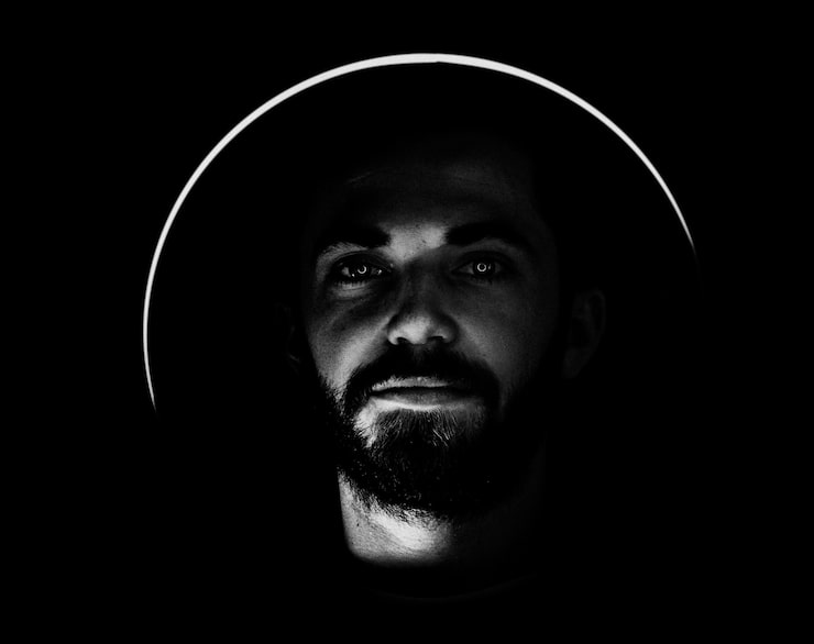 Foto gratuito hombre barbudo con círculo de luz alrededor de la cabeza