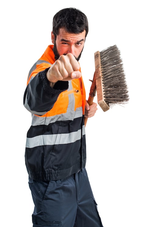 Foto gratuito hombre de basura dando un golpe