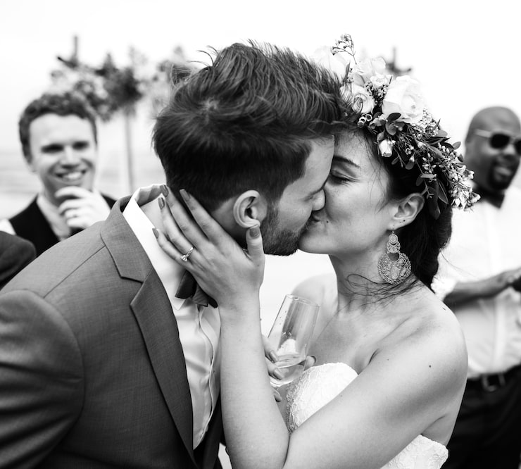 Foto gratuito hombre besando a su marido en la playa