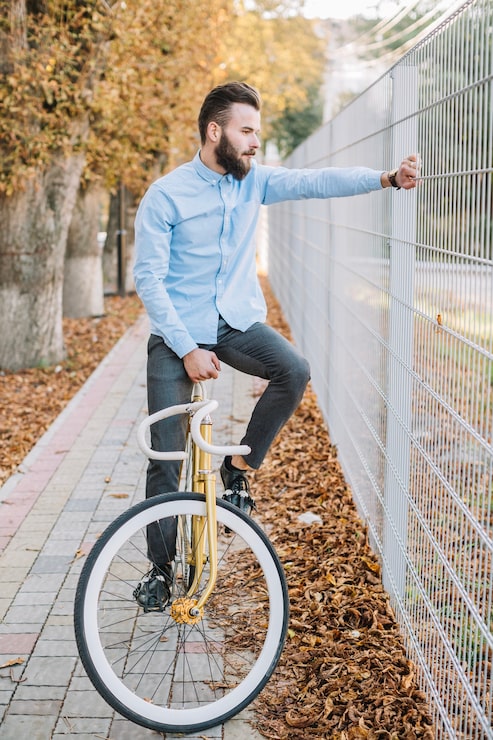 Foto gratuito hombre en bicicleta cerca de la cerca