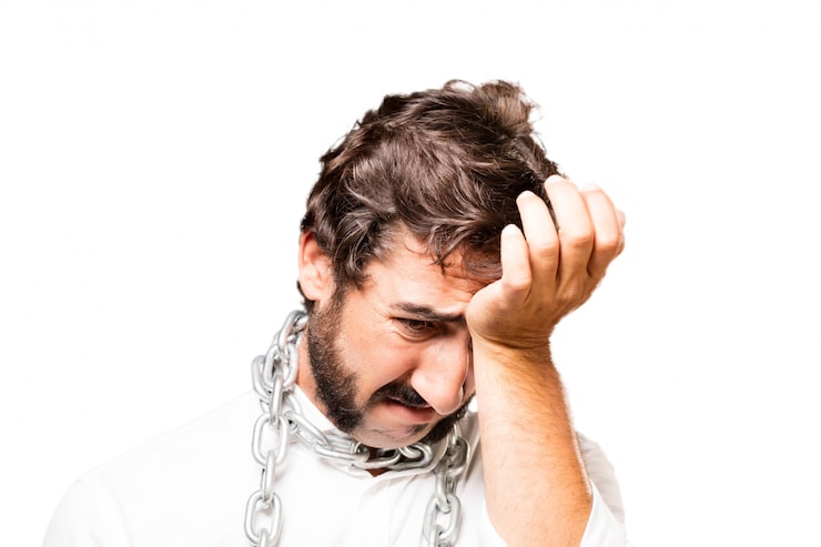 Foto gratuito hombre con una cadena al cuello