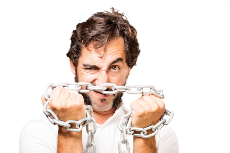 Foto gratuito hombre con una cadena rodeando sus puños