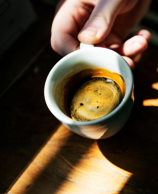 Foto gratuito hombre disfrutando de una taza de café caliente en un café