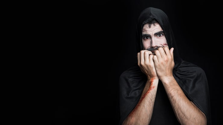 Foto gratuito hombre joven con cara asustada en traje de halloween posando en estudio