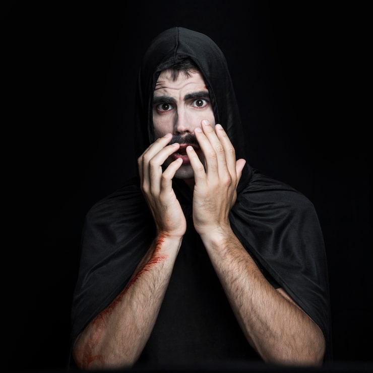 Foto gratuito hombre joven en traje negro de halloween posando en estudio
