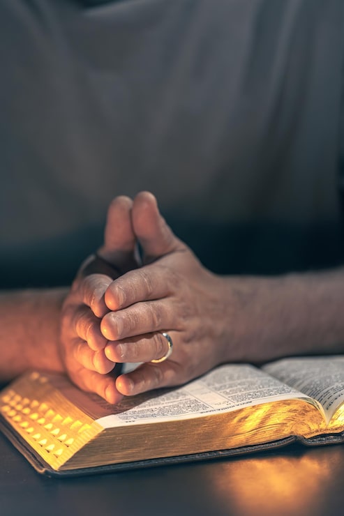 Foto gratuito un hombre lee la biblia manos masculinas con la biblia de cerca