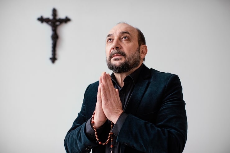 Foto gratuito hombre religioso rezando en casa