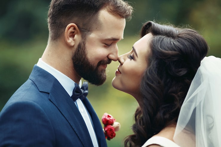 Foto gratuito hombre verde abrazo diversión romántica