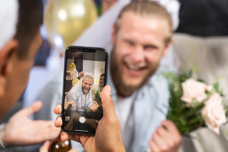 Foto gratuito hombres felices en despedida de soltero