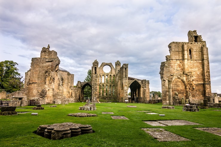 Foto gratuito impresionante vista de la fachada de la hermosa catedral de elgin capturada en elgin, reino unido