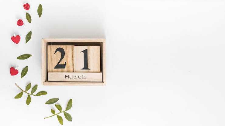 Foto gratuito inscripción del 21 de marzo con hojas verdes en mesa.