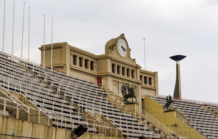 Photo Gratis jam dengan lengkungan di dalam estadi olimpic de montjuic, rumah olimpiade musim panas 1992.