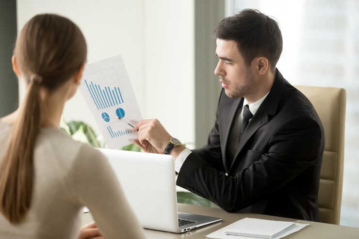 Foto gratuito el jefe hablando de las perspectivas financieras de la compañía