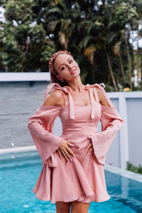 Foto gratuito joven, bonita, caucásica, mujer romántica, sola en verano, con un lindo vestido, de vacaciones en una villa de lujo.