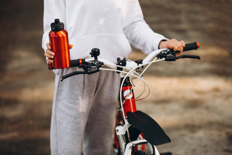 Foto gratuito joven deportiva montando bicicleta en el parque
