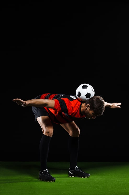 Foto gratuito jugador de fútbol hace trucos con balón