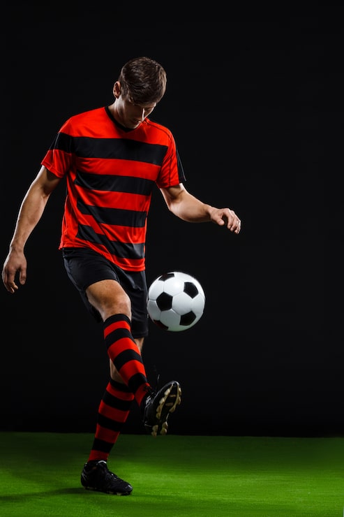 Foto gratuito jugador de fútbol pateando la pelota