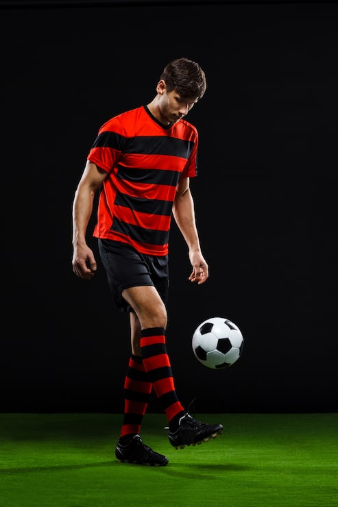 Foto gratuito jugador de fútbol pateando la pelota