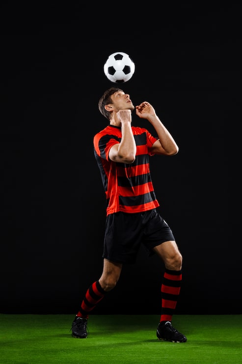 Foto gratuito jugador de fútbol pateando la pelota