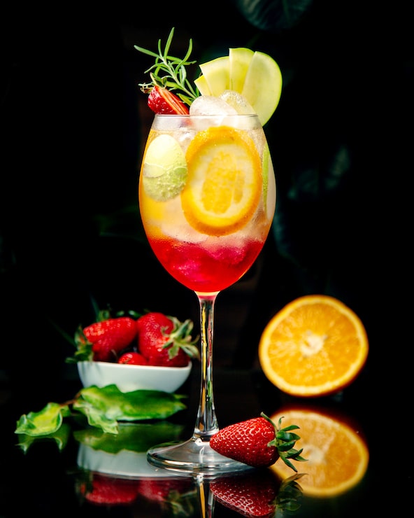 Foto gratuito jugo tropical con frutas en rodajas múltiples