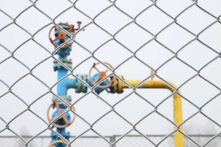 Photo Gratis katup gas dengan pagar di latar depan.