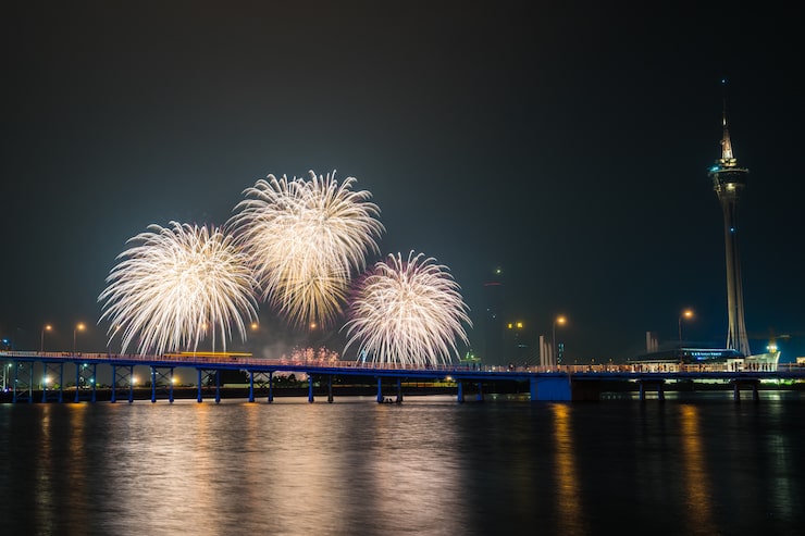 Photo Gratis kembang api indah dengan menara macau adalah landmark kota macau