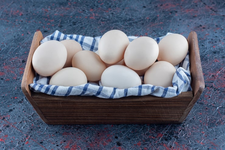 Photo Gratis keranjang kayu dengan telur ayam mentah segar