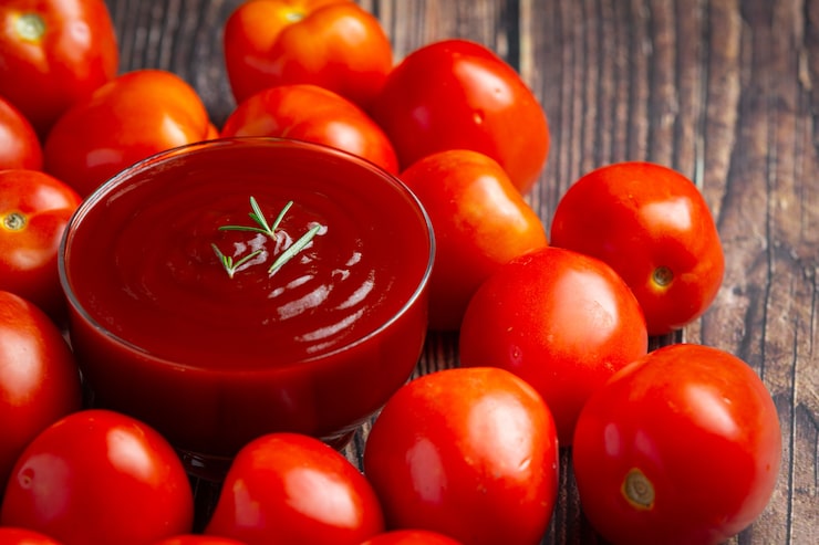 Foto gratuito ketchup o salsa de tomate con tomate fresco