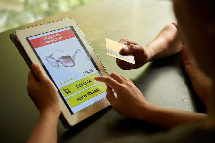 Photo Gratis konsep belanja online dari dua orang tak dikenal menambahkan kacamata hitam ke keranjang di tablet pc