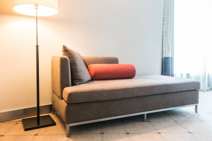 Foto gratuito lámpara encendida junto a un sillón