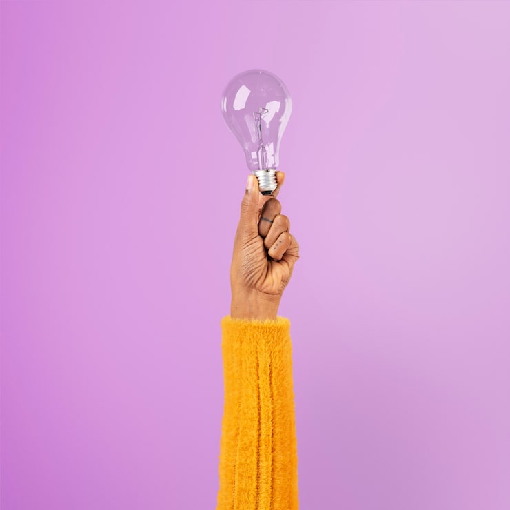 Foto gratuito lámpara de luz símbolo de idea de negocio creativa sostenido por una mano