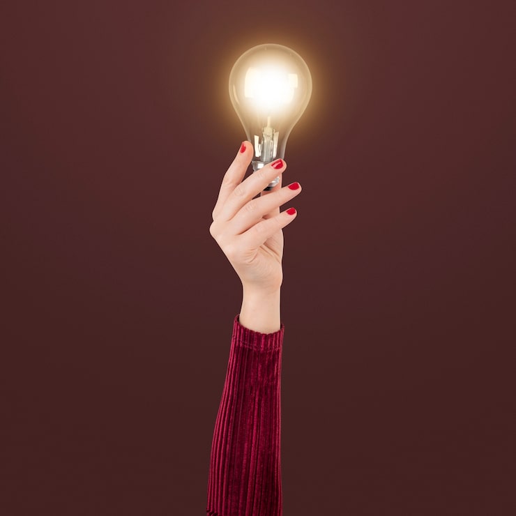 Foto gratuito lámpara de luz símbolo de idea de negocio creativa sostenido por una mano