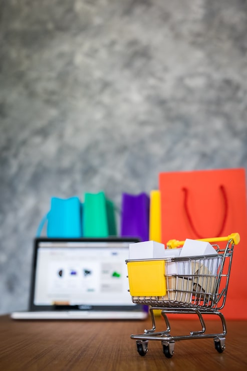 Photo Gratis laptop dan tas belanja, konsep belanja online