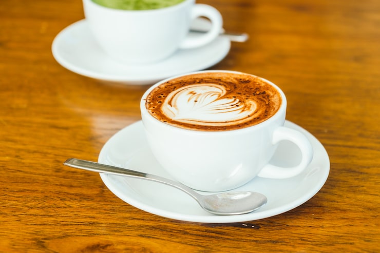 Foto gratuito latte de chocolate caliente en taza blanca